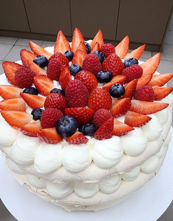 Меренговый торт с ягодной прослойкой и декором.